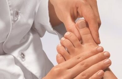 Η εξέταση των δακτύλων του γιατρού με τον μύκητα των ποδιών